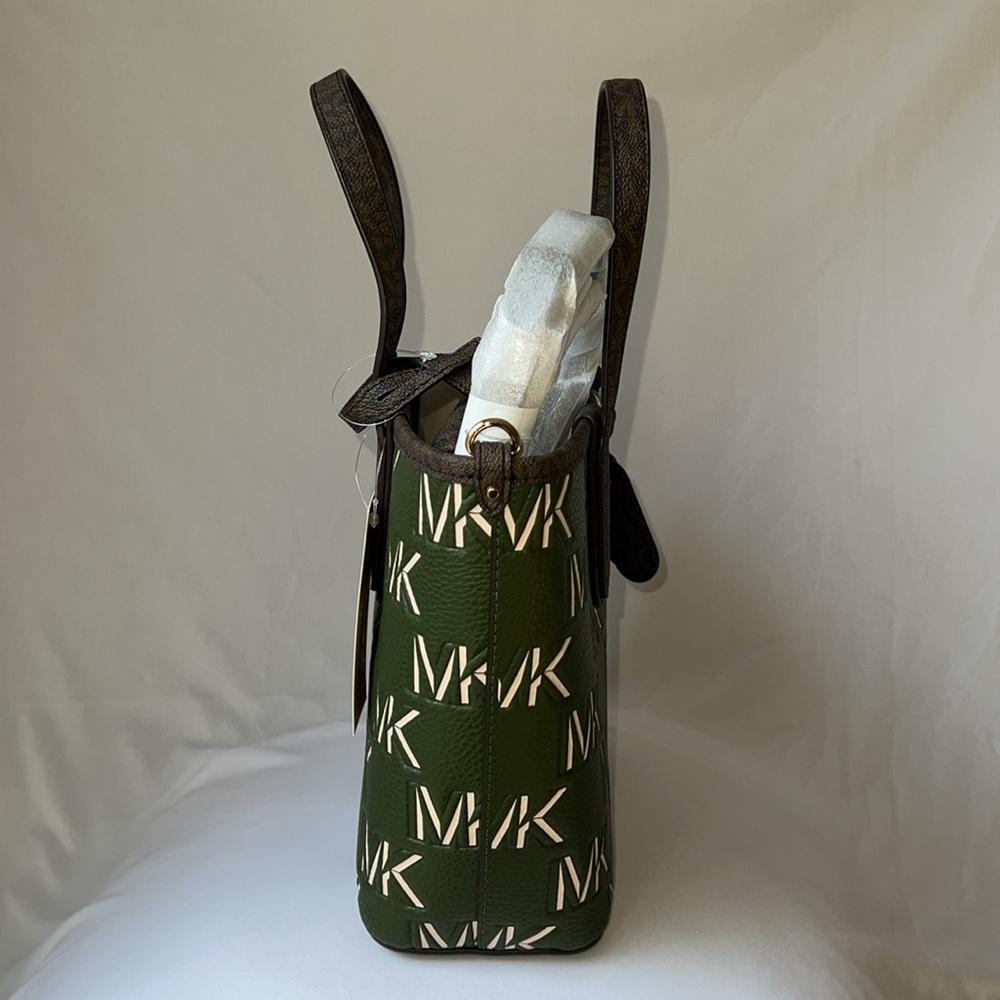 ❌❌SOLD❌❌Michael Kors Amazon Green Tote Bag. - Picture 8 of 10